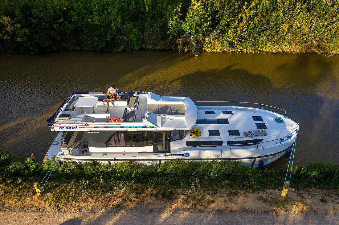 Luftaufnahme des Canal du Midi an der Minervois-Schleuse in Argens Südfrankreich Südliche Wasserstraße Wasserstraßen Urlauber stehen Schlange für eine Bootsfahrt auf dem Fluss, Frankreich, Europa