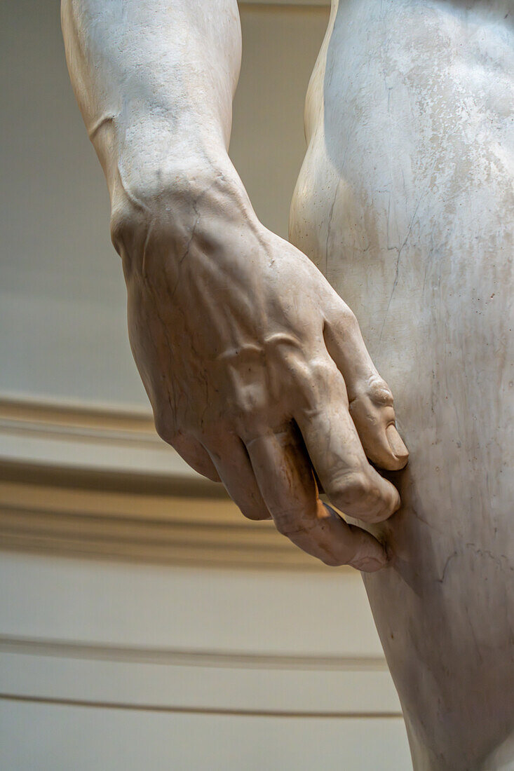 Detail der Hand der ursprünglichen David-Statue von Michelangelo in der Accademia-Galerie in Florenz, Italien.