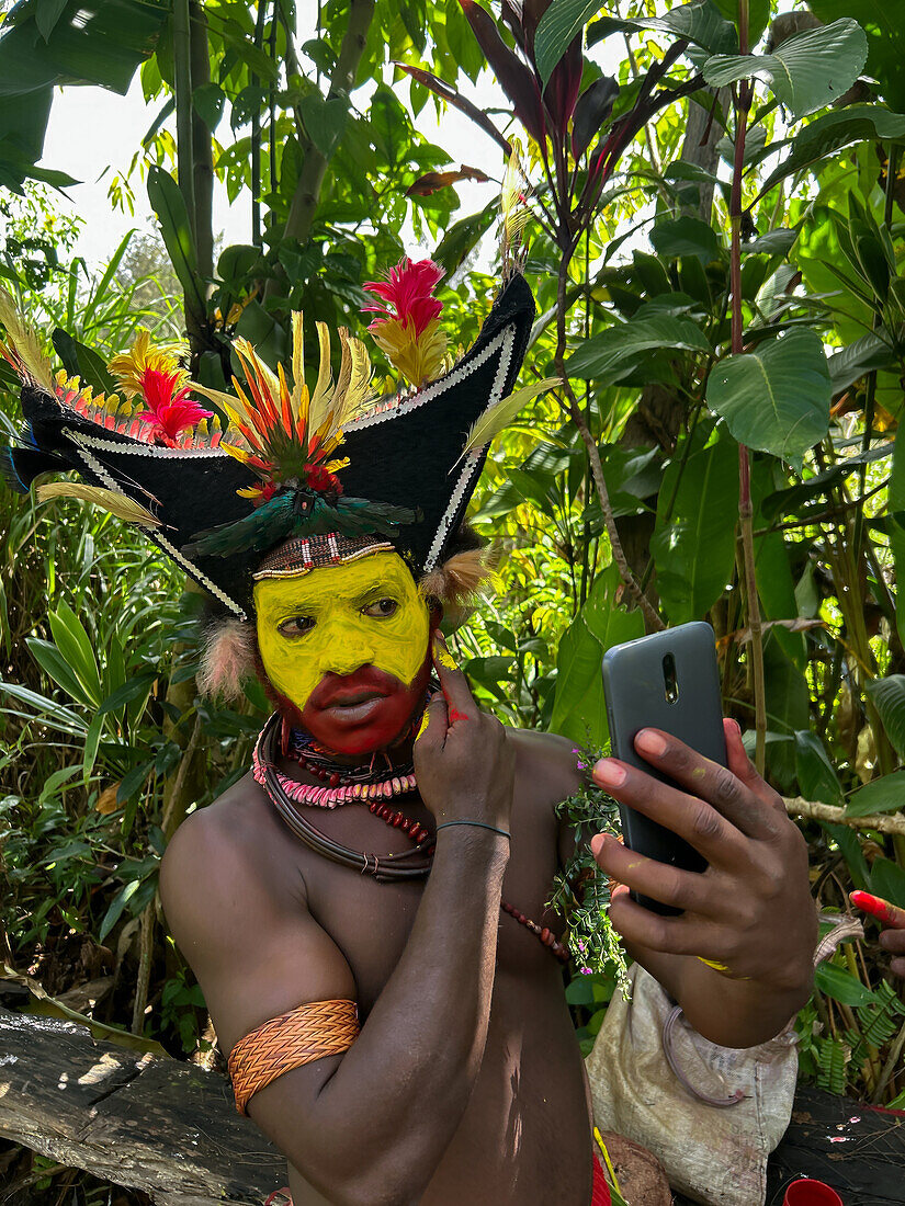 The Huli Wigmen of Papua New Guinea applying make up, Highlands Region