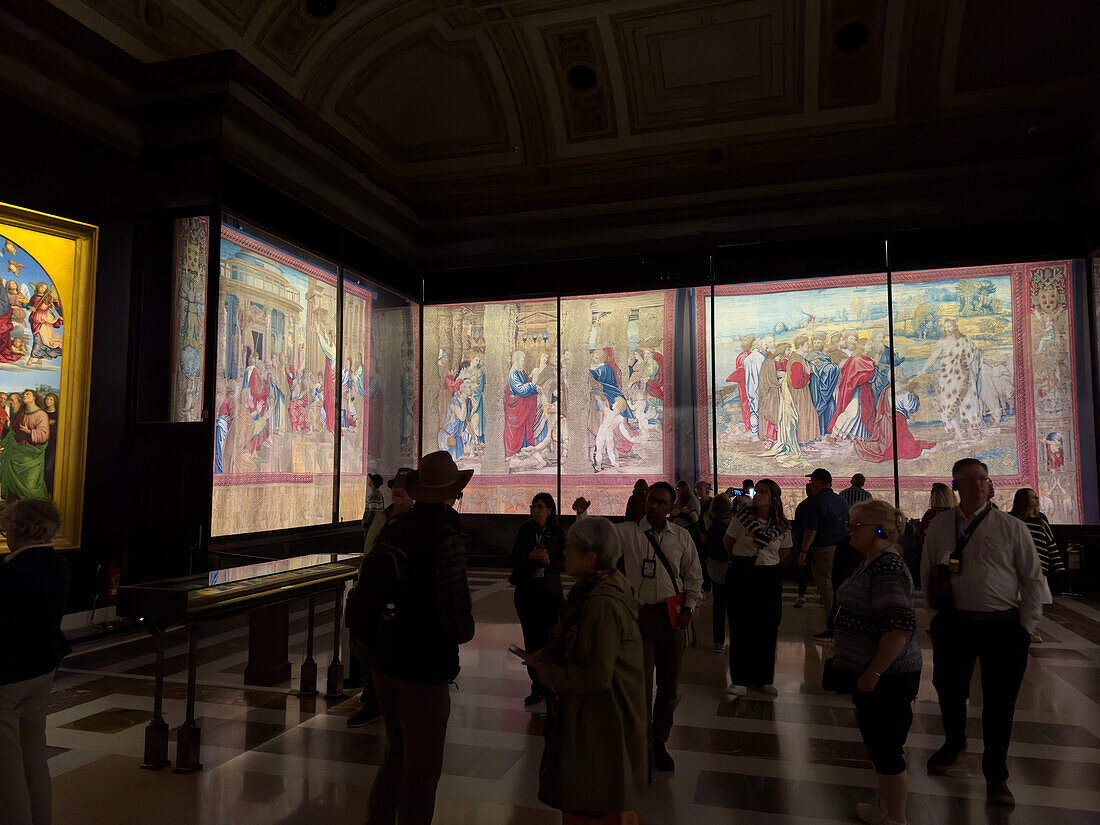 Besucher betrachten die Wandteppiche aus der Apostelgeschichte in der Pinakothek der Vatikanischen Museen, Vatikanstadt, Rom, Italien.