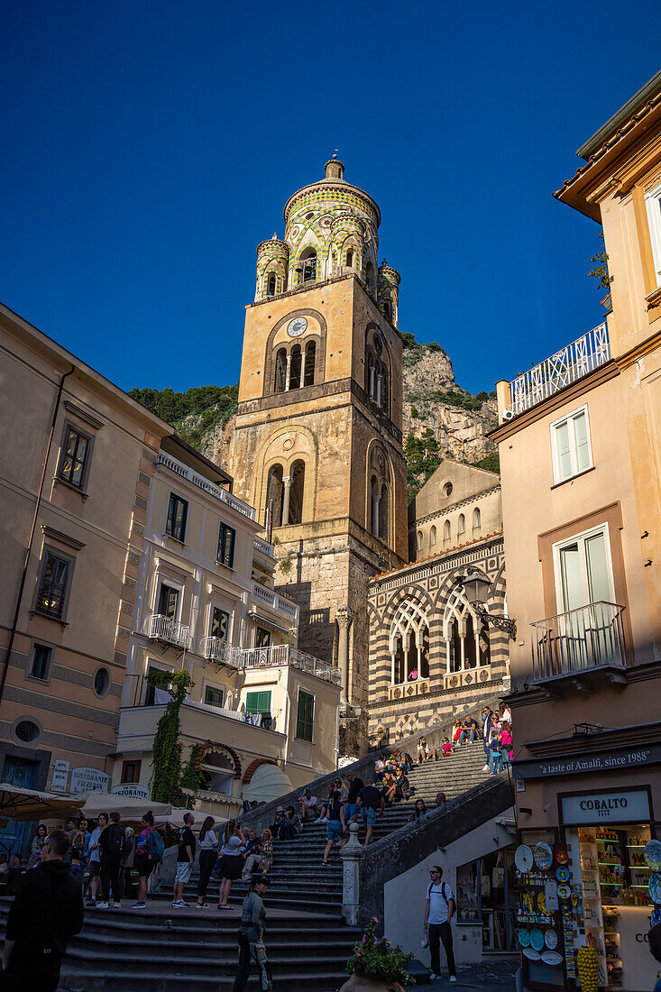 Die Fassade des Doms von Amalfi, der Kathedrale von St. Andreas, in Amalfi, Italien.