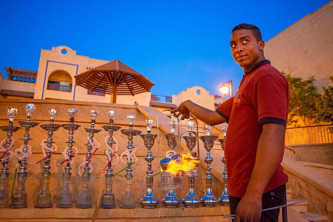 Nargileh oder Wasserleitungen im luxuriösen Crowne Plaza Dead Sea Hotel am Toten Meer, Jordanien.