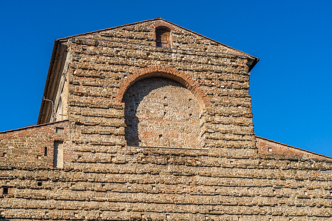 Schlichte Fassade der mittelalterlichen Basilica di San Lorenzo in Florenz, Italien. Mittelalterliche Kirchen in Italien hatten zu dieser Zeit typischerweise sehr schlichte Fassaden.