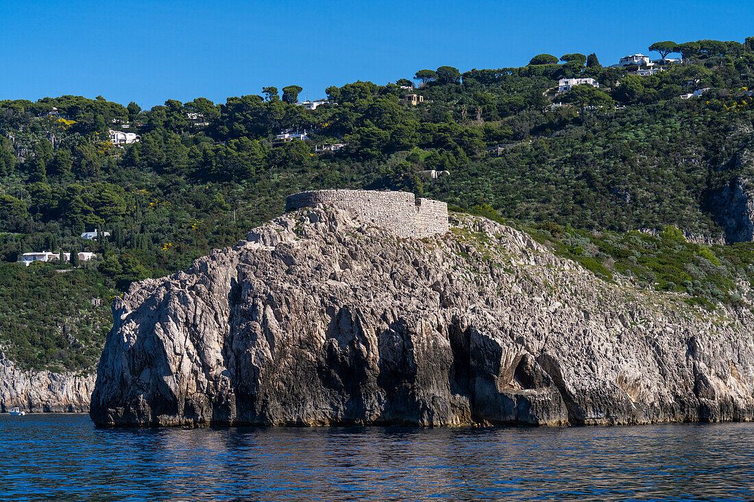 Die Festung Mesola auf einer Landzunge an der Westküste der Insel Capri, Italien. Türme und Festungen wurden ab dem 9. Jahrhundert gebaut, um die Insel vor Überfällen sarazenischer Piraten zu schützen.