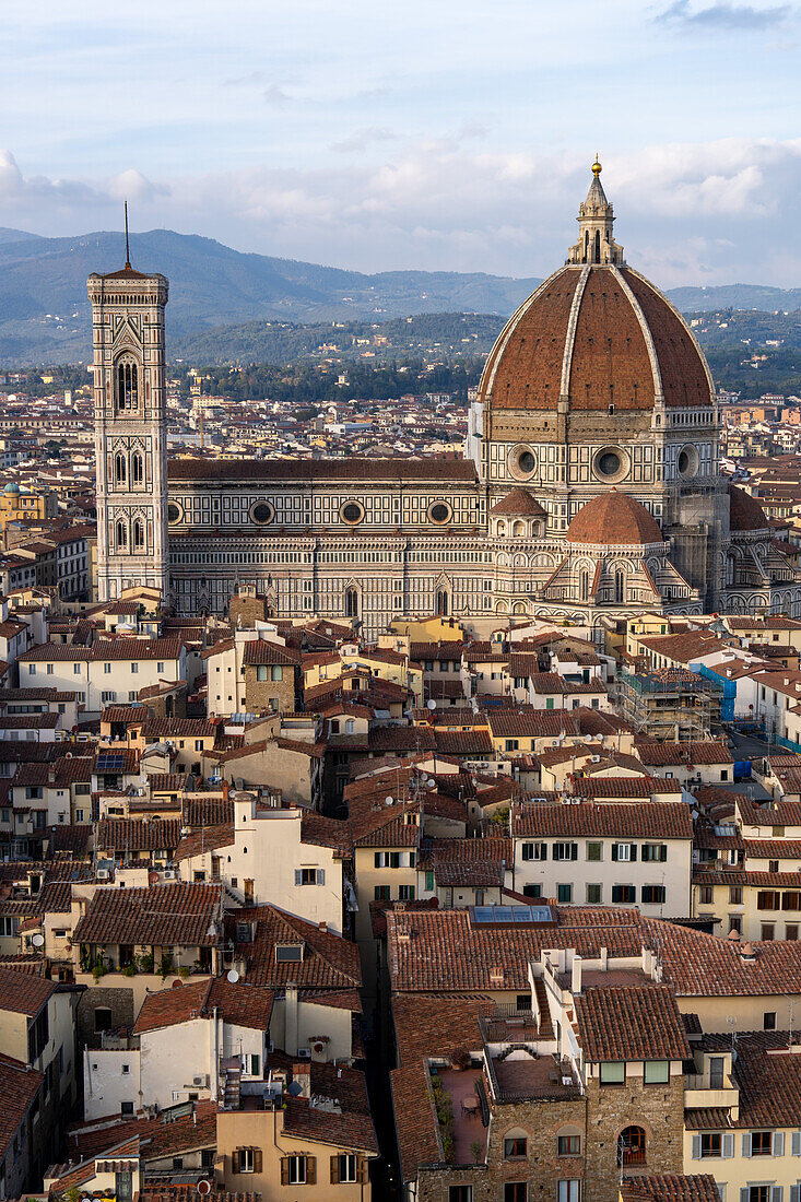 Blick auf den Dom oder die Kathedrale Santa Maria del Fiore vom Turm des Palazzo Vecchio in Florenz, Italien.