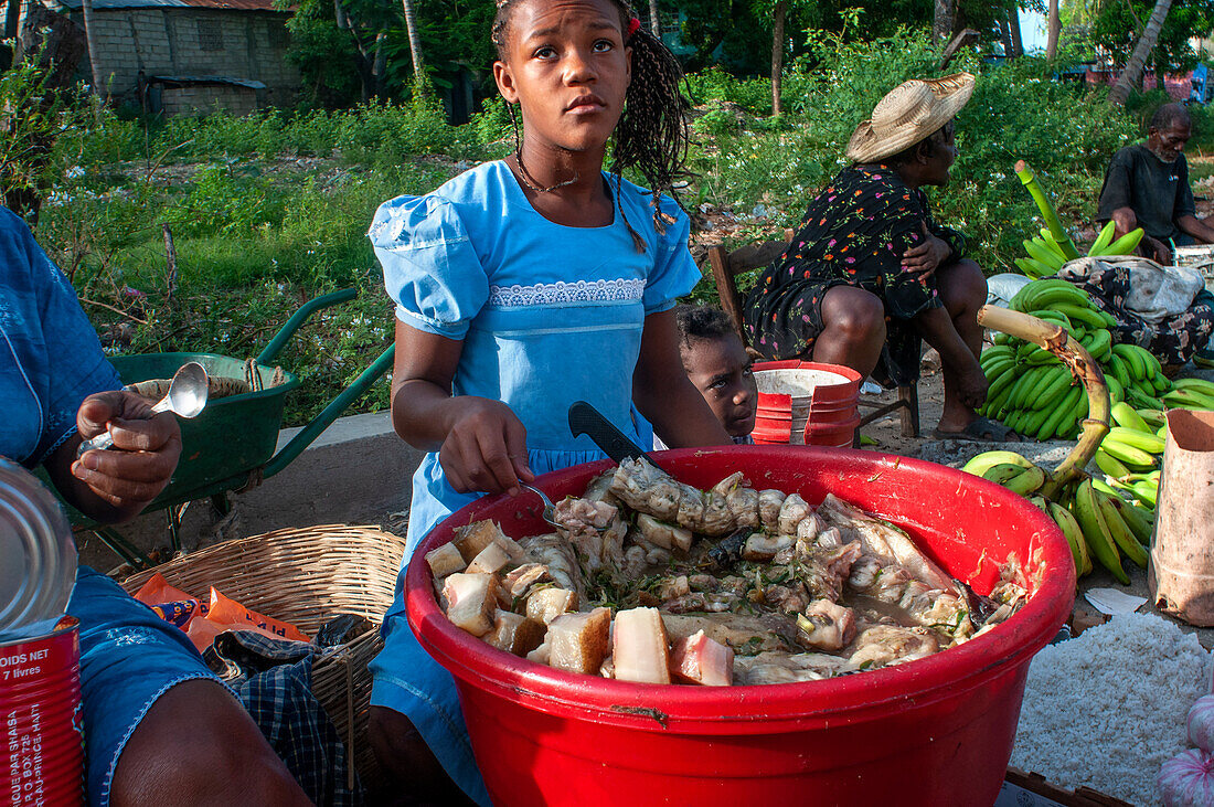 Lokaler Markt und Häuser in der historischen kolonialen Altstadt, Stadtzentrum von Jacmel, Haiti, Westindien, Karibik, Mittelamerika