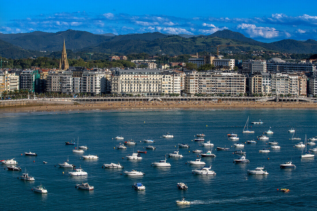 Der Strand Playa de la Concha und die Fischerboote und Sportfischerboote zum Sportfischen liegen im Hafen von Donostia San Sebastian.