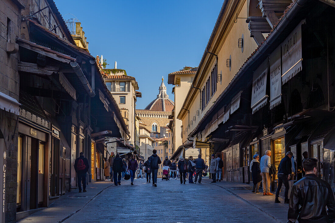 Blick nach Norden über die Fußgängerbrücke Ponte Vecchio in Florenz, Italien. Am Ende der Brücke ist die Via Por Santa Maria mit der Kuppel des Doms zu sehen.