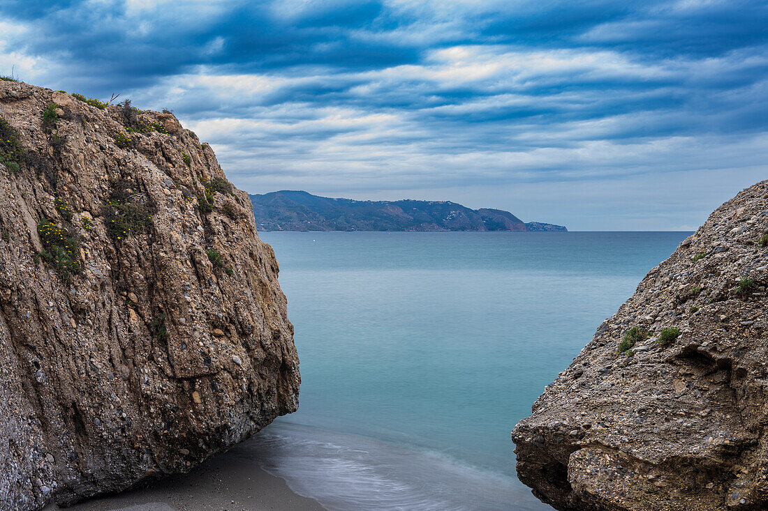 Gelassener Blick auf den Strand von Calahonda mit Klippen, ruhigem Meer und malerischem Horizont.