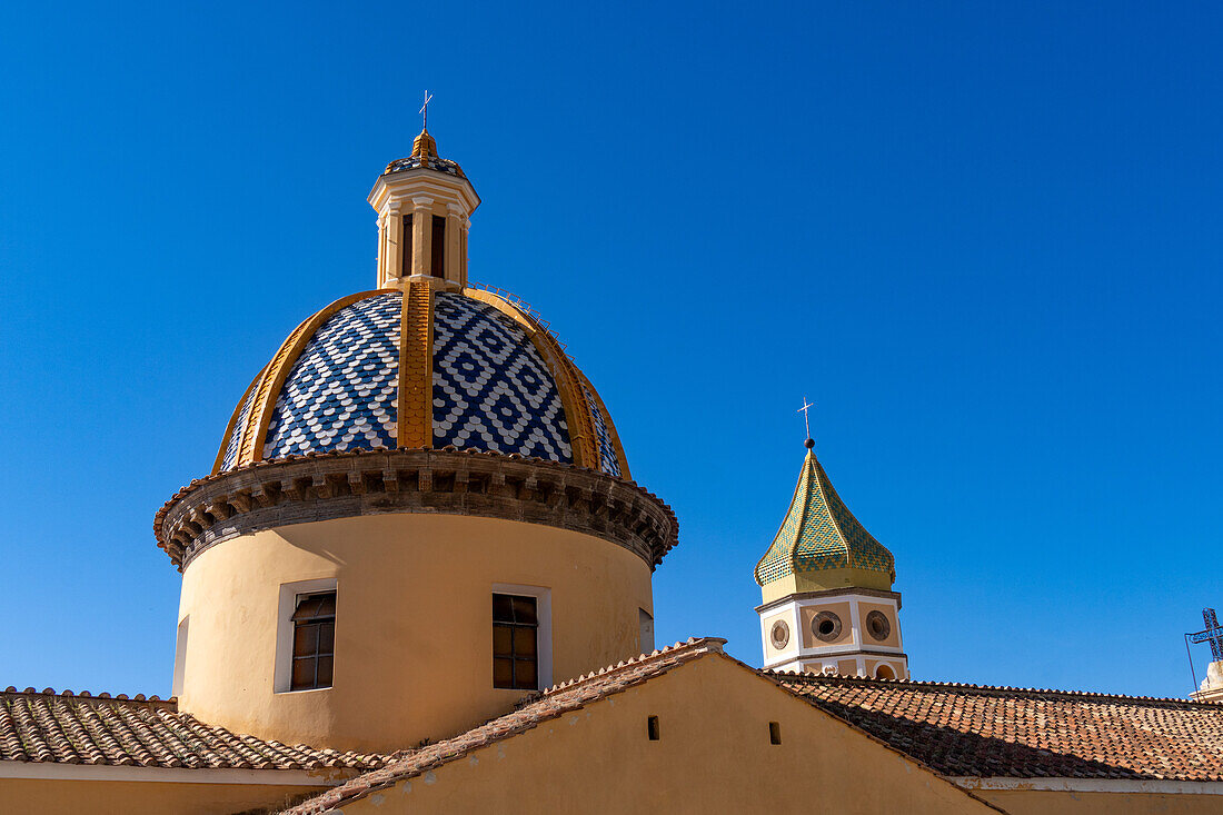 Die gekachelte Kuppel der Kirche San Gennaro in Vettica Maggiore, Praiano an der Amalfiküste, Italien.