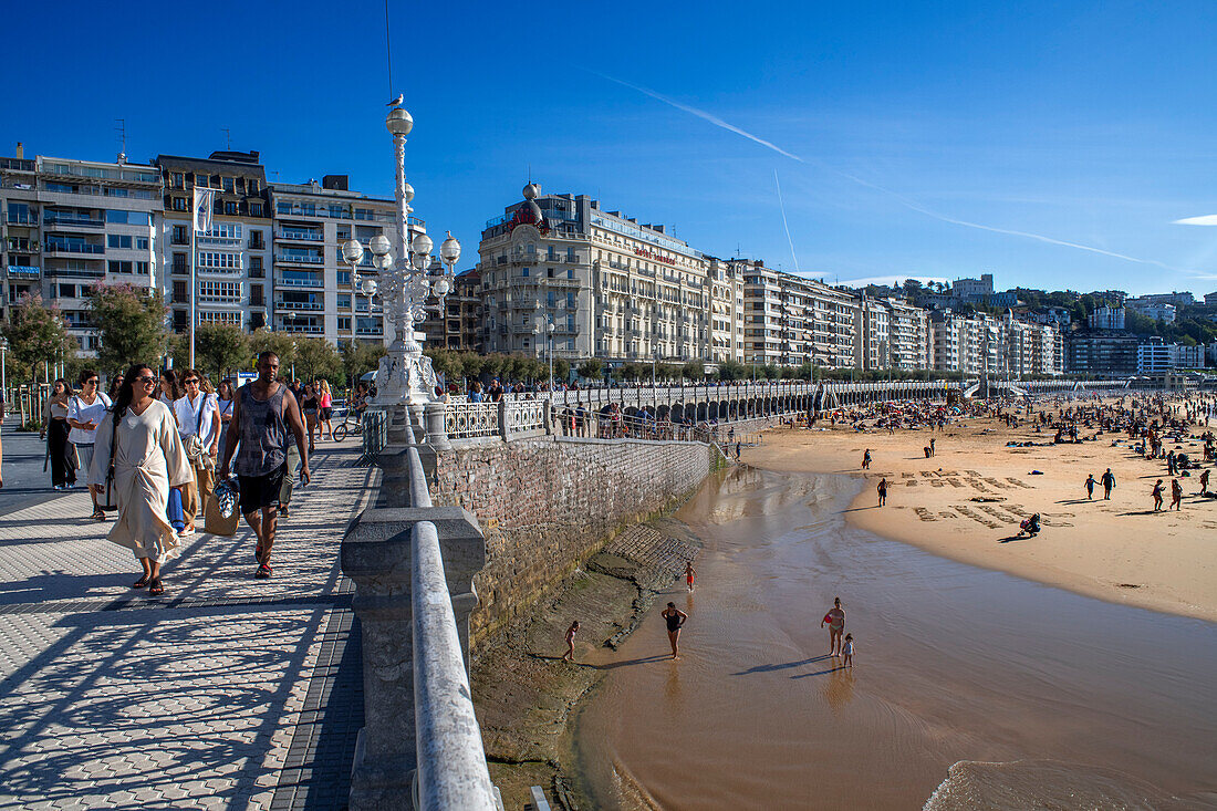 Strandpromenade, Playa de la Concha, Bahia de la Concha, San Sebastian, Donostia, Camino de la Costa, Camino del Norte, Küstenweg, Jakobsweg, Camino de Santiago, Pilgerweg, Provinz Guipuzcoa, Baskenland, Euskadi