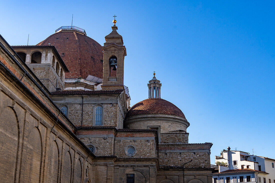 Die Kuppeln der Medici-Kapelle und der Glockenturm der Basilica di San Lorenzo in Florenz, Italien.