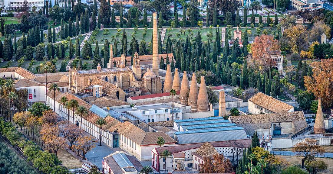 Luftaufnahme der CAAC in Sevilla, die die Geschichte des Klosters und der Töpferwerkstatt hervorhebt.