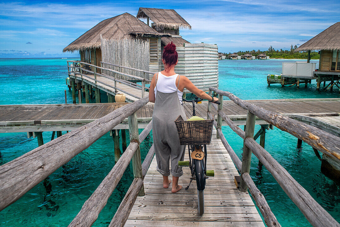 Fahrradfahren in den luxuriösen Wasservillen des Six Senses Laamu maldives luxury resort villas, Laamu Atoll Region Malediven