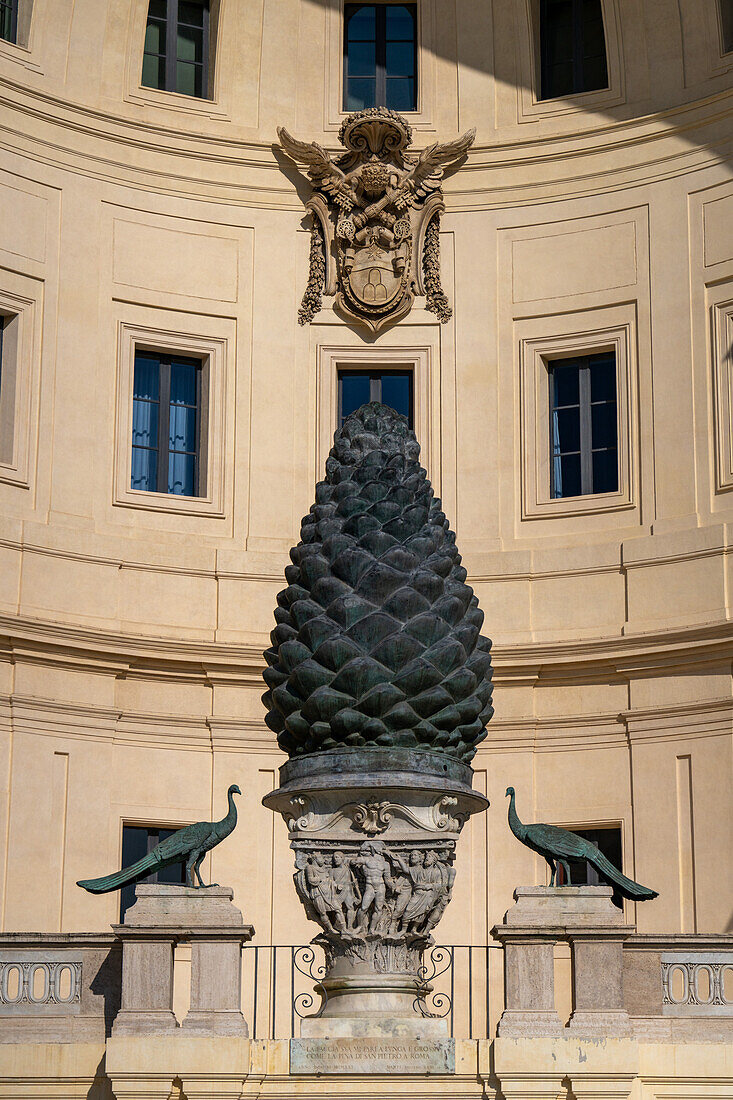 Bronzeskulptur eines Pinienzapfens vor der Terrasse der Nische, Vatikanische Museen, Vatikanstadt, Rom, Italien.