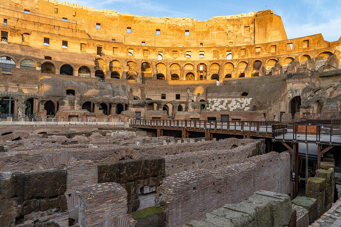 Das Innere des römischen Kolosseums oder flavischen Amphitheaters im goldenen Licht des Sonnenuntergangs in Rom, Italien. Die Tunnel unter dem Boden der Arena wurden Hypogäum genannt.