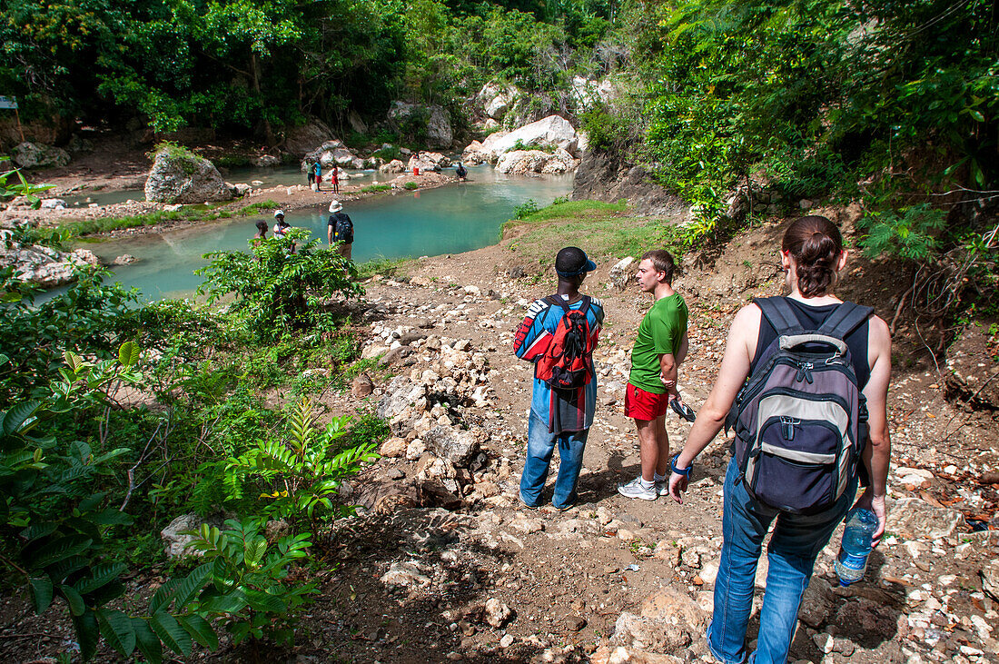 Erkundung des kobaltblauen Wassers des Wasserfalls Bassin Bleu, der sich aus Bassin Yes, Bassin Palmiste und Bassin Clair zusammensetzt, Maire de Jacmel, Jacmel, Haiti