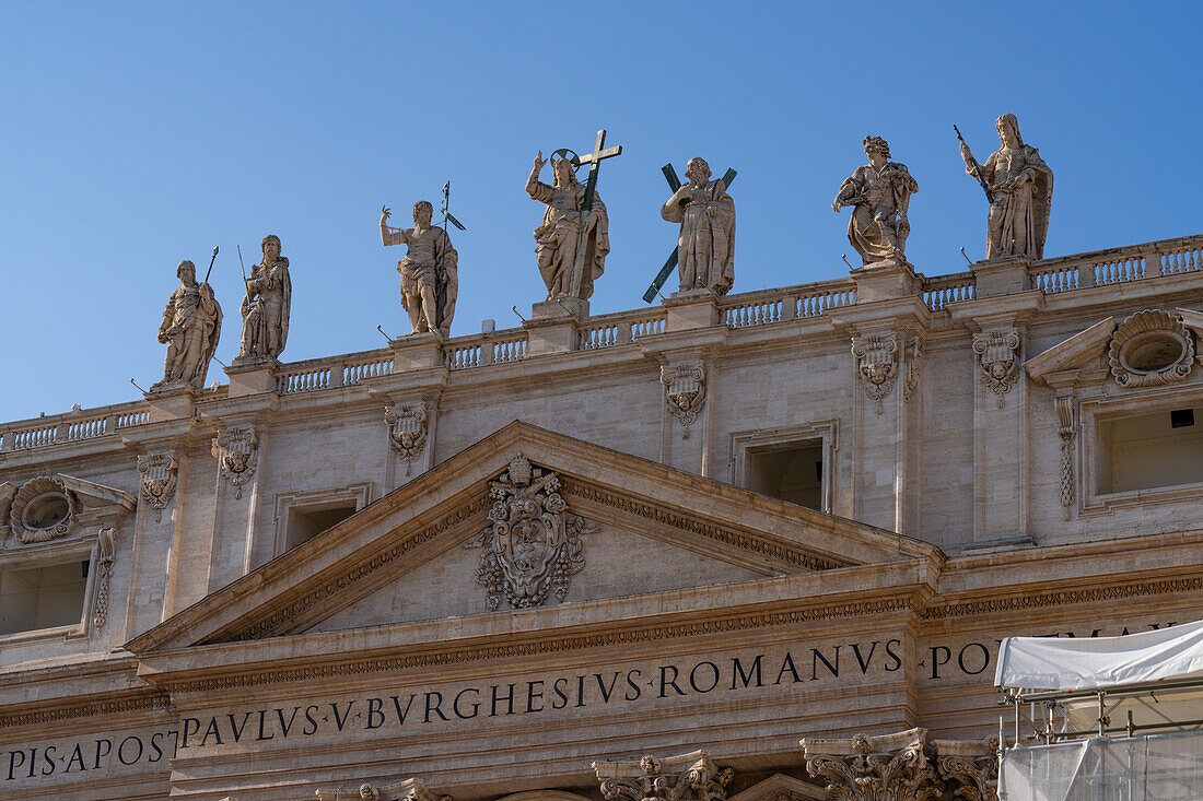 Statuen auf dem Dach der Fassade des Petersdoms in der Vatikanstadt in Rom, Italien.