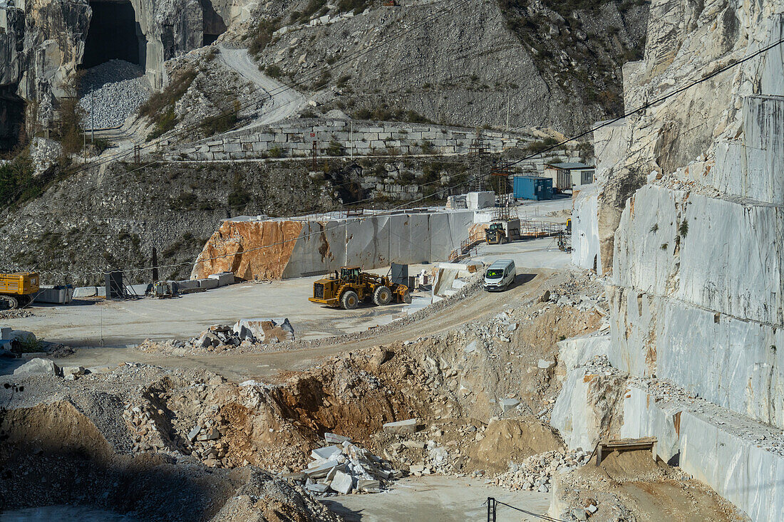 Ein aktiver Marmorsteinbruch im Fantiscritti-Becken in den Apuanischen Alpen bei Carrara, Italien.