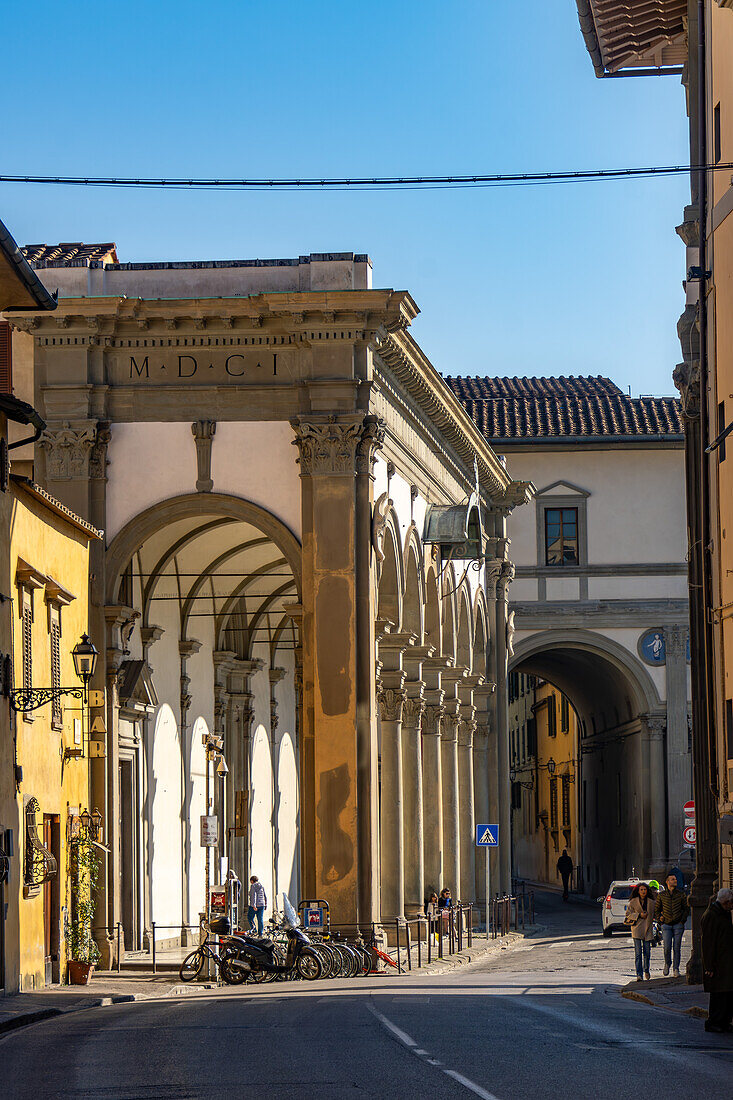 Seitenansicht der Loggia-Fassade der Basilica della Santissima Annunziata in Florenz, Italien.