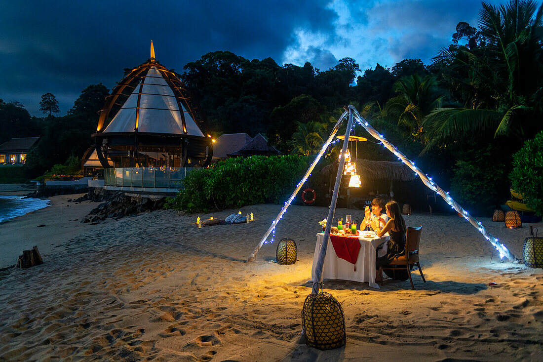 Romantisches privates Abendessen am Strand im Luxushotel The Ritz-Carlton Langkawi in Langkawi, Malaysia.