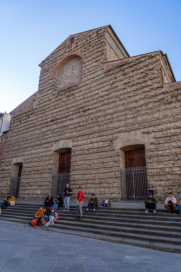 Schlichte Fassade der mittelalterlichen Basilica di San Lorenzo in Florenz, Italien. Mittelalterliche Kirchen in Italien hatten zu dieser Zeit typischerweise sehr schlichte Fassaden.