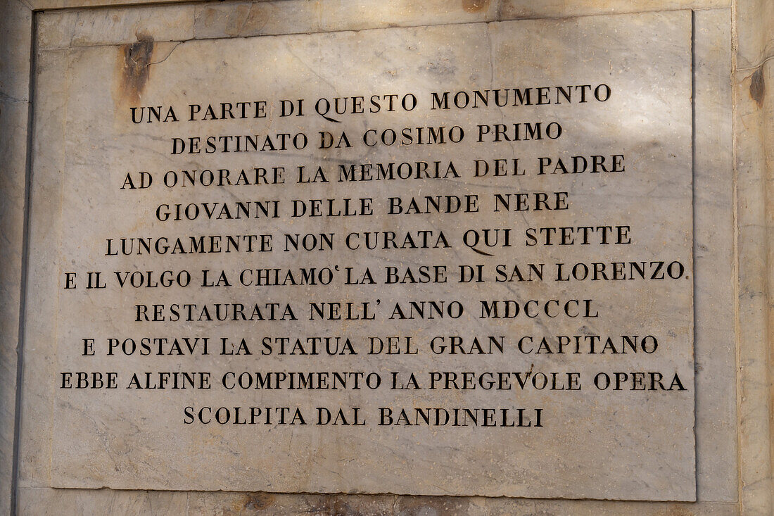 Inschrift auf dem Denkmal für Giovanni delle Bande Nere auf der Piazza San Lorenzo in Florenz, Italien. Giovanni war der Vater von Cosimo I. de' Medici.