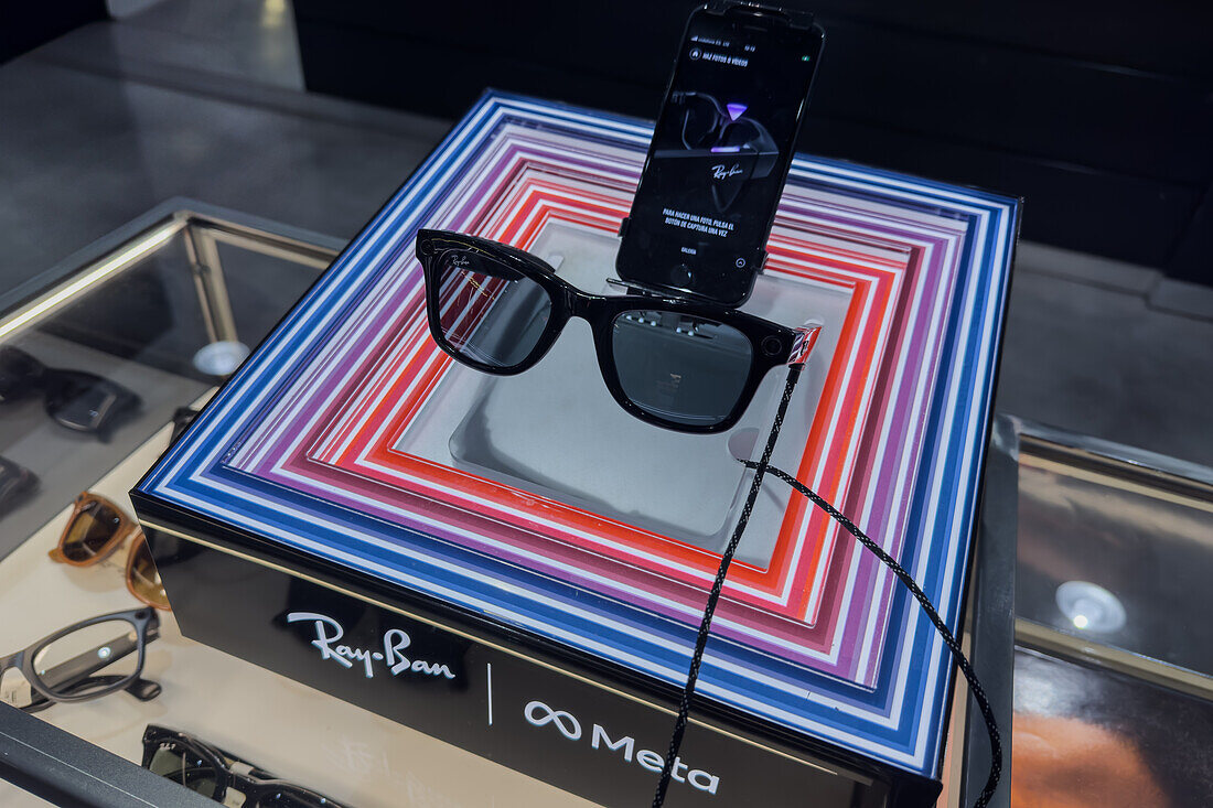 Ray-Ban Meta Smart AI-Brille, ausgestellt in einem El Corte Ingles-Geschäft in Zaragoza, Spanien