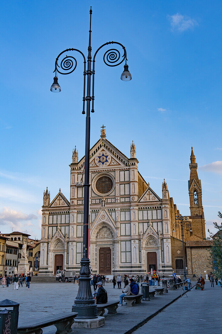 Die Piazza Santa Croce sowie Fassade und Glockenturm der Basilika Santa Croce in Florenz, Italien.