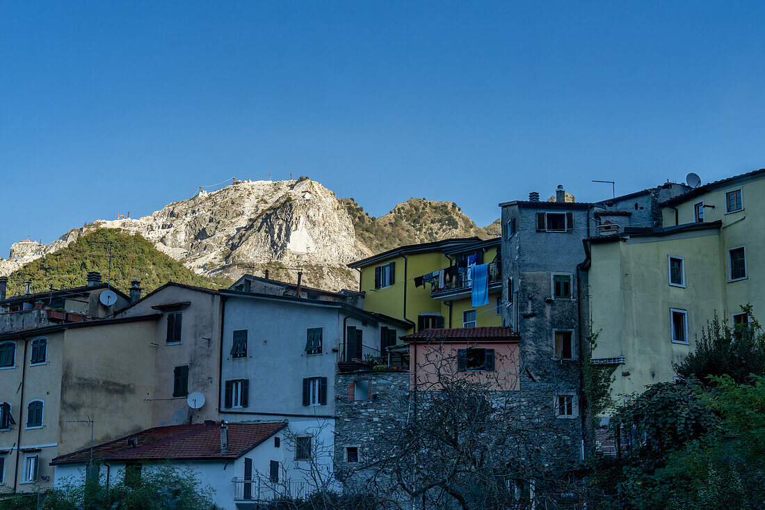 Marmorsteinbrüche hinter der kleinen Stadt Bedizzano in der Nähe von Carrara, Italien.