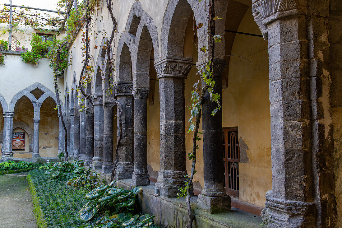 Der Kreuzgang von San Francesco aus dem 14. Jahrhundert im historischen Zentrum von Sorrent, Italien.