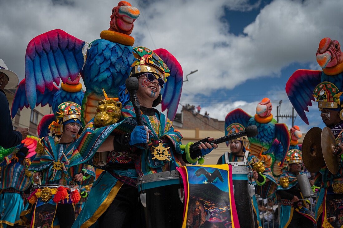 Murgas, individuelle Kostüme und majestätische Festwagen sorgen für ein unvergessliches Spektakel bei der großen Parade des schwarz-weißen Karnevals am 6. Januar in Pasto, Nariño, Kolumbien.