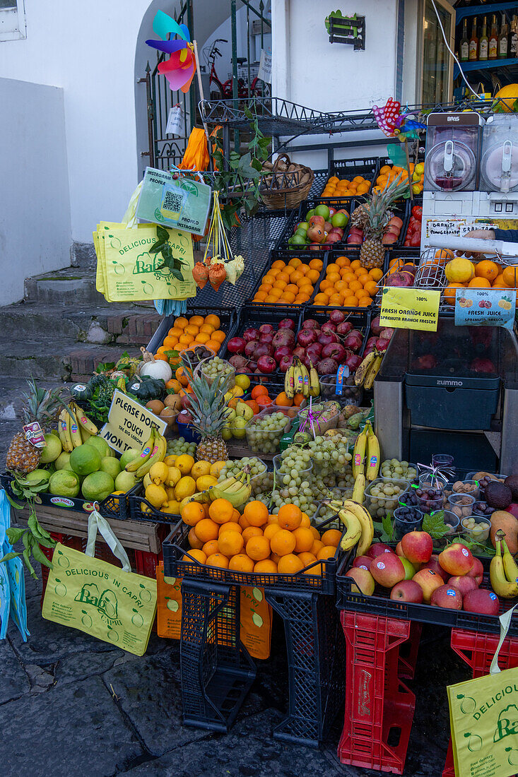 Frisches Obst zum Verkauf auf der Straße in Marina Grande auf der Insel Capri, Italien.