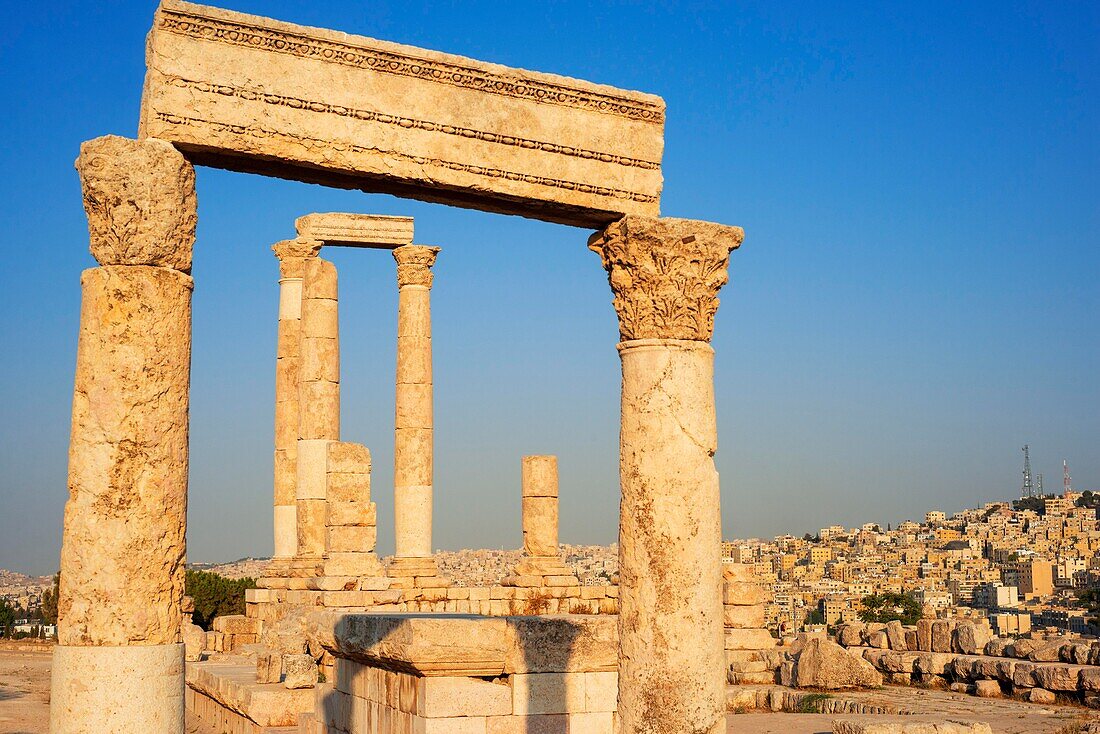 Überreste des Herkules-Tempels auf der Zitadelle, Amman, Jordanien. Das antike römische Philadelphia