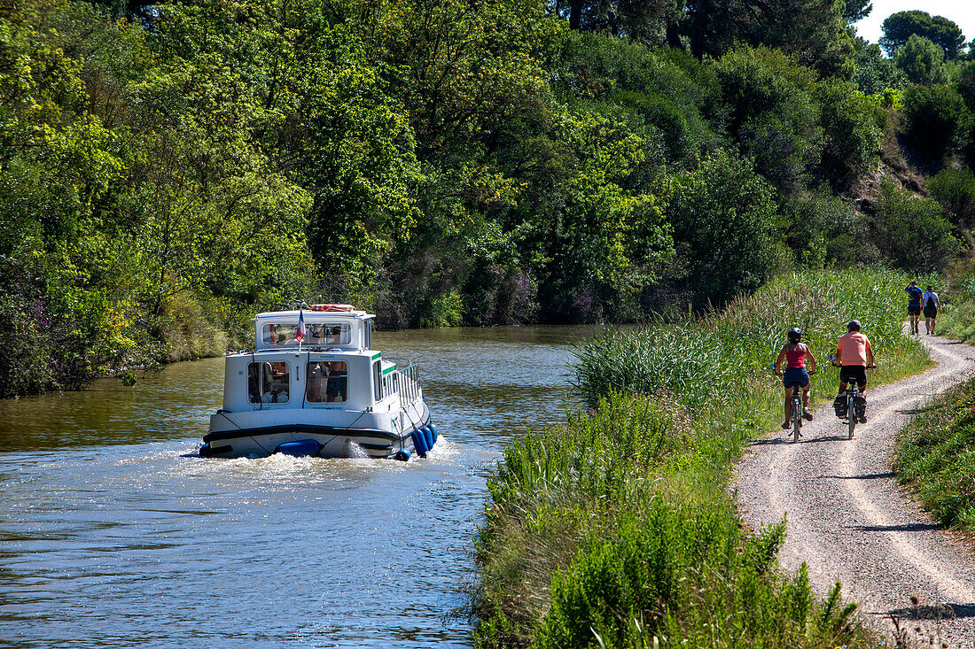 Boot im Canal du Midi bei Carcassonne Aude Südfrankreich Südliche Wasserstraße Wasserstraßen Urlauber stehen Schlange für eine Bootsfahrt auf dem Fluss, Frankreich, Europa