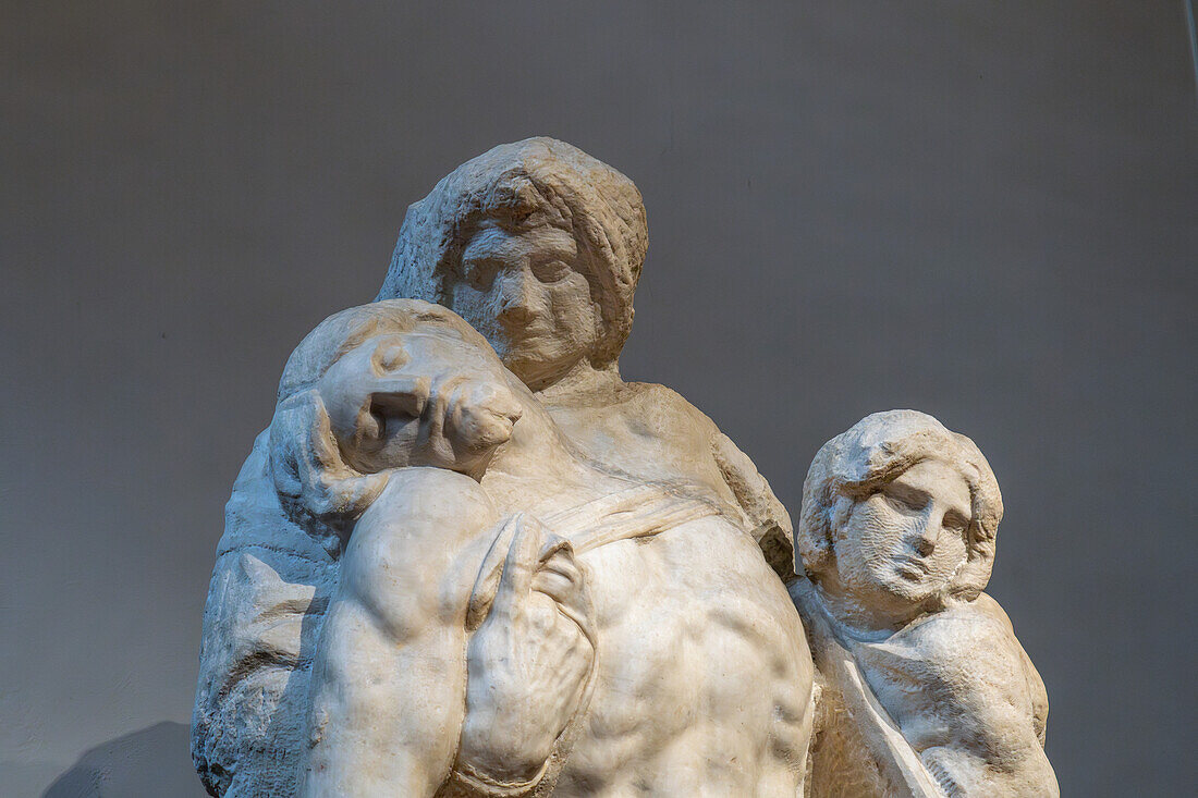 Detail der Pieta, einer unvollendeten Statue von Michelangelo in der Accademia-Galerie in Florenz, Italien.