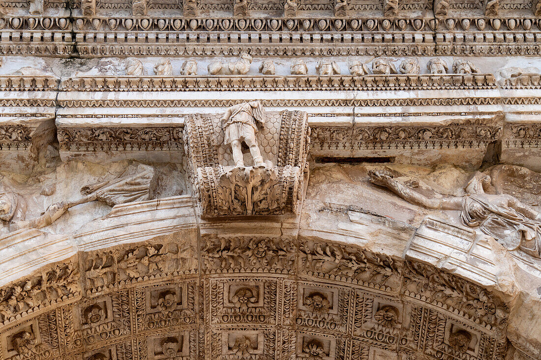 Detail des Titusbogens auf dem Forum Romanum im archäologischen Park des Kolosseums in Rom, Italien.