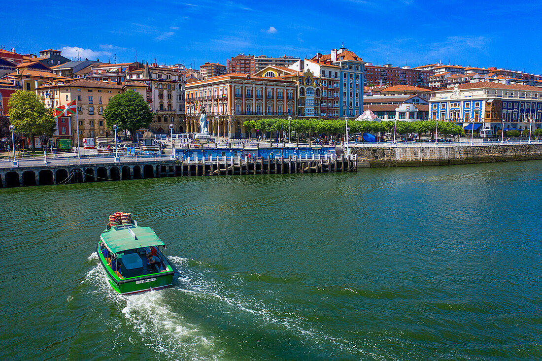 Panoramablick auf El Gasolino, ein kleines Boot, das Passagiere über den Fluss Nervion transportiert, zwischen Portugalete und Las Arenas, Getxo, Vizcaya, Pais Vasco, Spanien.