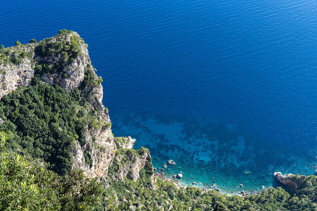 Blick auf das klare Wasser des Tyrrhenischen Meeres an der Südküste der Insel Capri, Italien.