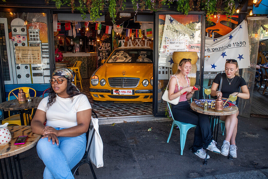 Menschen sitzen im Boadway Cafe-Pizza-Restaurant auf einer Allee in Montparnasse Paris Frankreich EU Europa