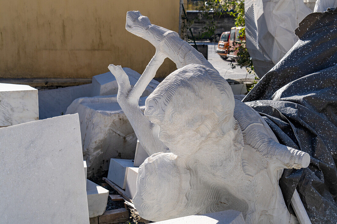 Eine Skulptur, die mit einer CNC-Fräsmaschine ausgearbeitet wurde, bevor sie in einer Bildhauerwerkstatt von Hand bearbeitet wird. Fantiscritti, Carrara, Italien.