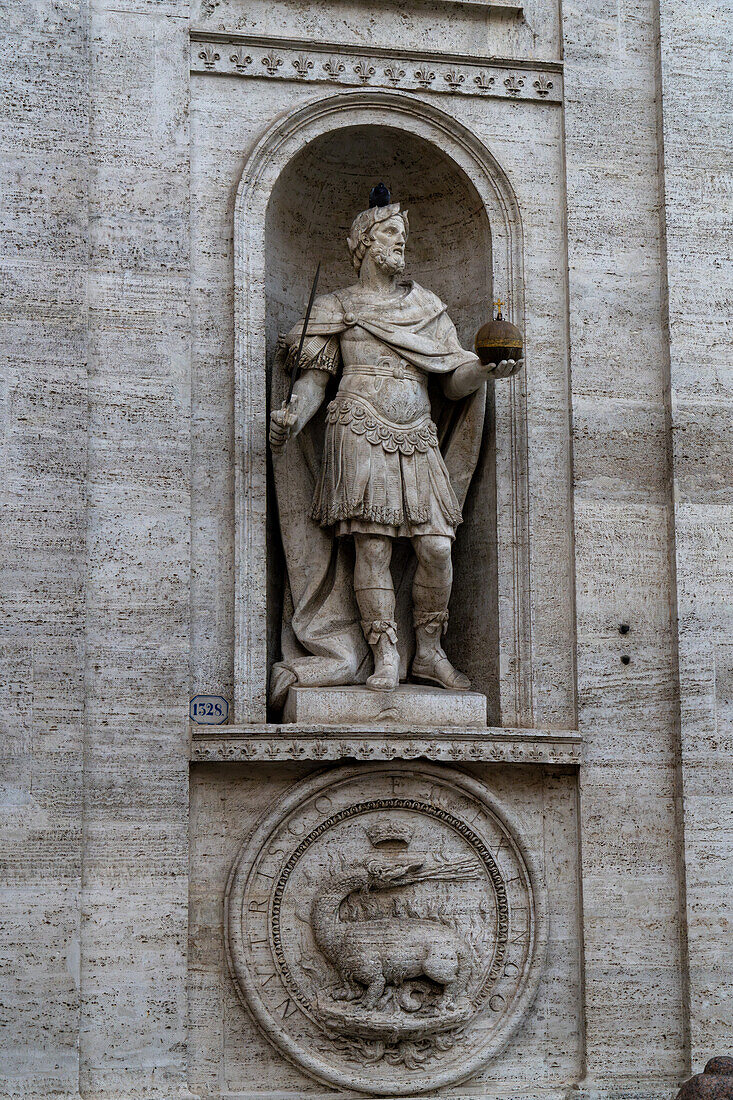 Statue von Karl dem Großen an der Fassade der Kirche St. Ludwig der Franzosen, Rom, Italien.