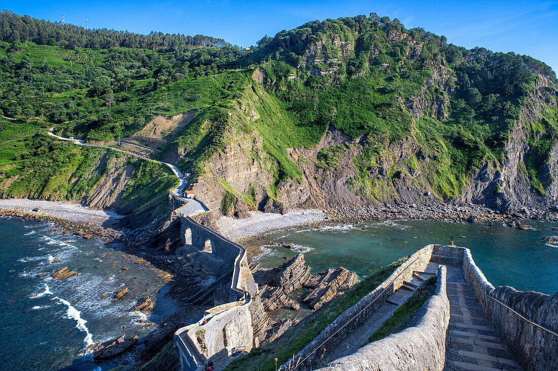 San Juan de Gaztelugatxe, Drachenstein in Game of Thrones, Brücke und Steintreppe, Bermeo, Baskenland, Euskadi, Euskaerria, Spanien.