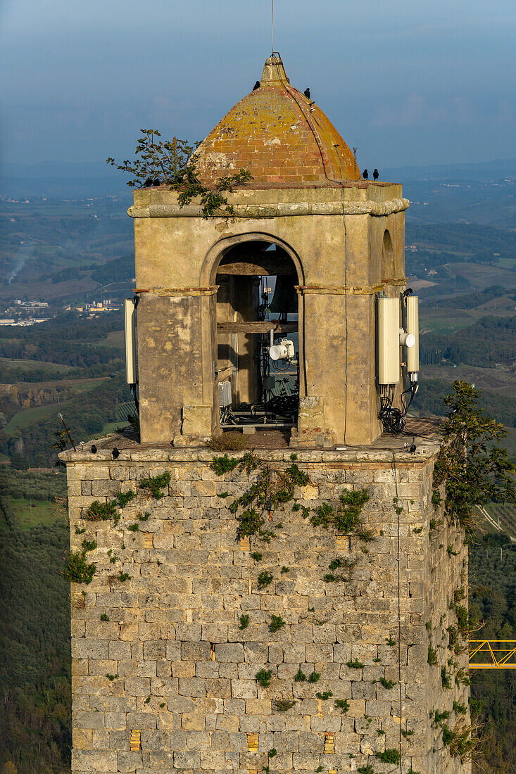 Spitze des Torre Rognosa oder Rognosa-Turms in der mittelalterlichen Stadt San Gimignano, Italien.