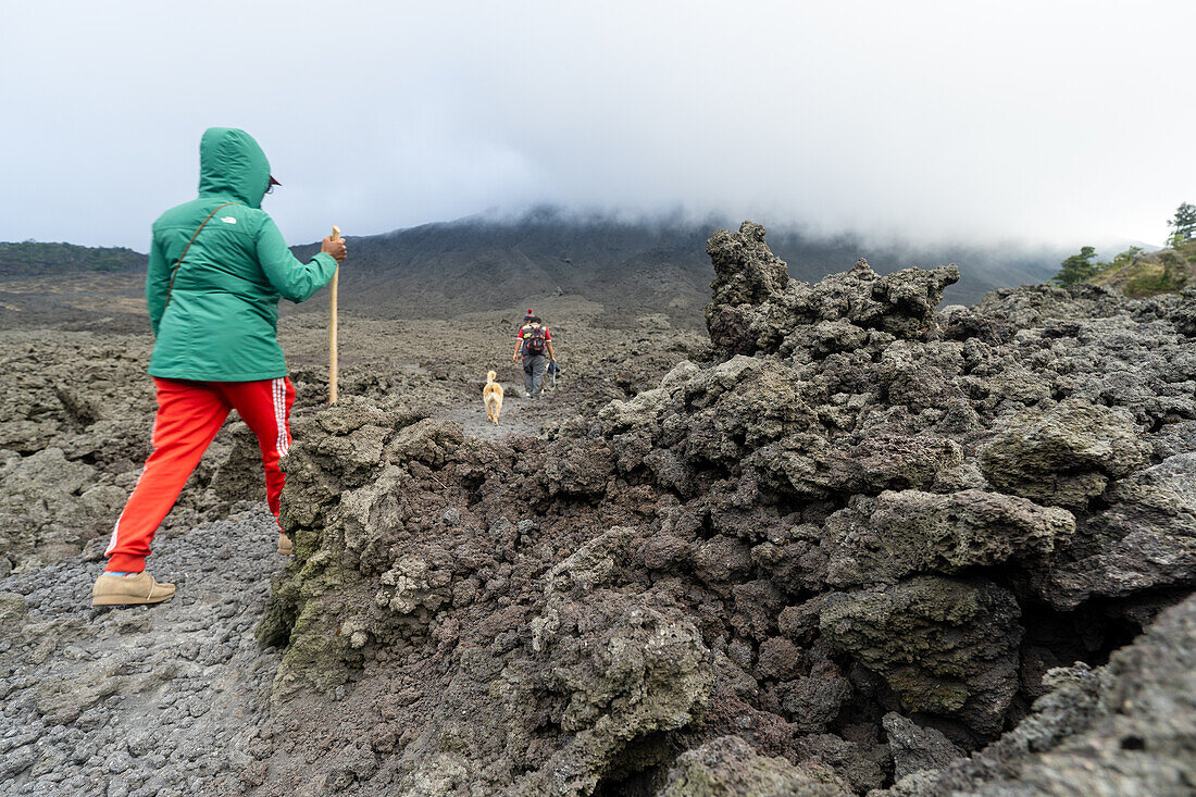 Touristen beim Wandern auf dem Vulkan Pacaya, Guatemala