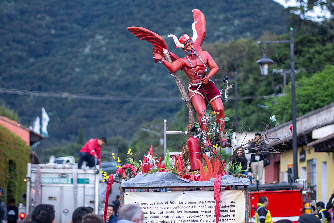 Fest der Verbrennung des Teufels - La Quema del Diablo - in Antigua, Guatemala