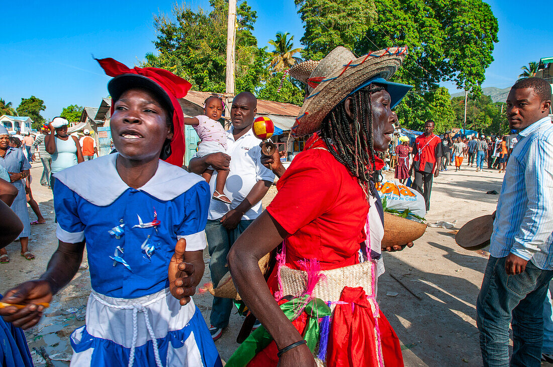 Haiti Voodoo Festival in Saut d'Eau, in Saut d'Eau, Ville Bonheur, Haiti. Tausende von Vodou- und katholischen Anhängern versammelten sich unter dem Wasserfall von Saut d'Eau in Haiti. Die Wallfahrt, die sowohl von Voodou-Anhängern als auch von Katholiken unternommen wird, hat ihren Ursprung in der Sichtung des Bildes der Jungfrau Maria auf einem Palmblatt in der Nähe des Wasserfalls vor einem halben Jahrhundert. Der Katholizismus und die Voodou-Praktiken sind in ihrer haitianischen Form für immer miteinander verwoben. Das Erscheinen eines Regenbogens unter den Wasserfällen soll bedeuten, dass