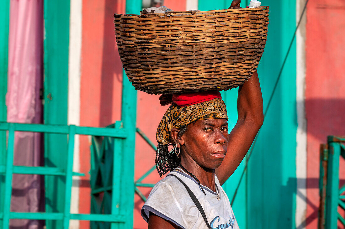 Lokaler Markt und Häuser in der historischen kolonialen Altstadt, Stadtzentrum von Jacmel, Haiti, Westindien, Karibik, Mittelamerika