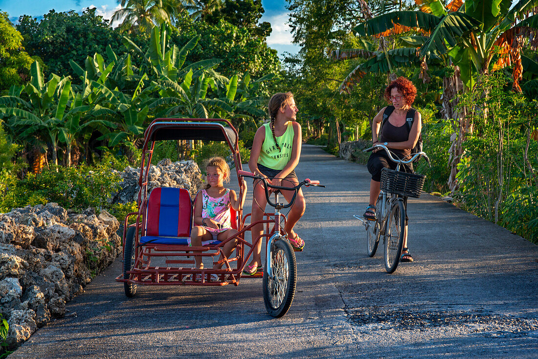 Touristenfamilie in einem Fahrrad und einem Tuku auf der Insel Sipaway, San Carlos City, Negros Occidental, Philippinen