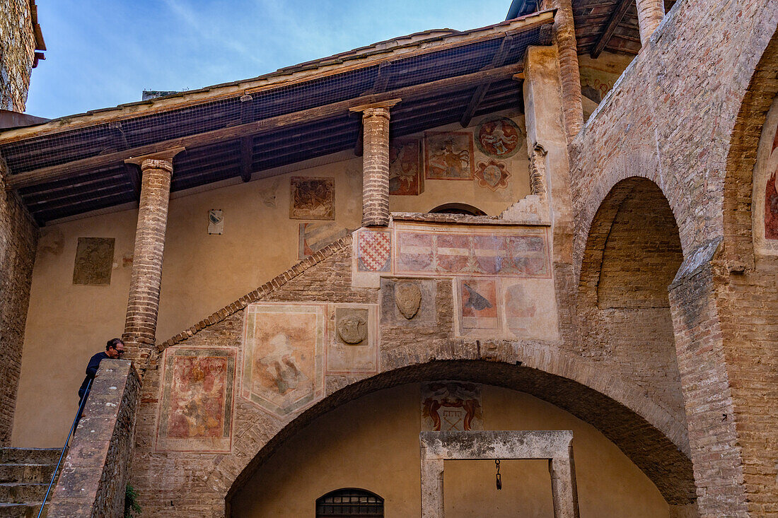 Treppe zur Galerie des Palazzo Comunale, Palazzo del Popolo oder Rathauses in San Gimignano, Italien.